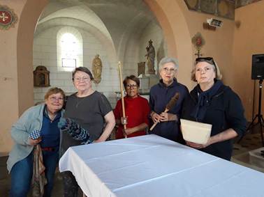 Equipe de ménage à l'église de Charentilly